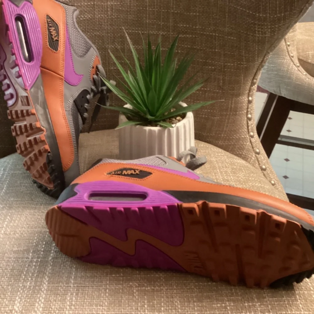 Nike - Picture 2 of 4